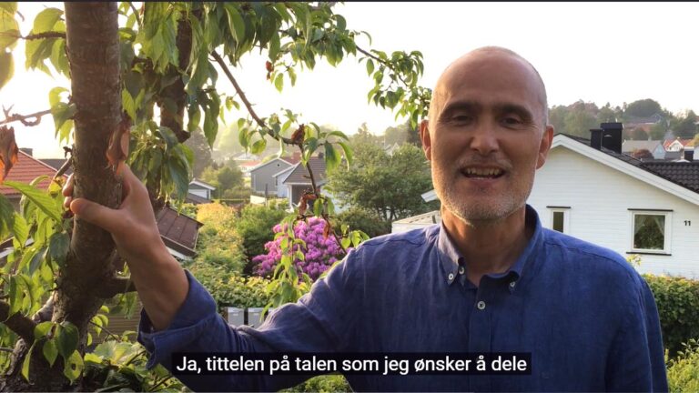 Atle Aluwini introduserer talen han skal ha på gudstjenesten 12. juni